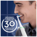 Oral-B Spazzolino Elettrico Ricaricabile iO6 Nero Con Custodia Da Viaggio, 1 Spazzolino + 1 Dentifricio Sensibilità e Gengive Calm 75ml Oral-B